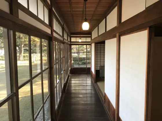 客間前の縁側