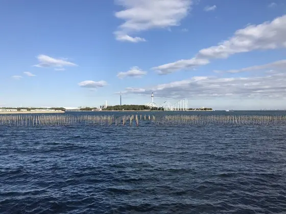 遠く八景島を望む