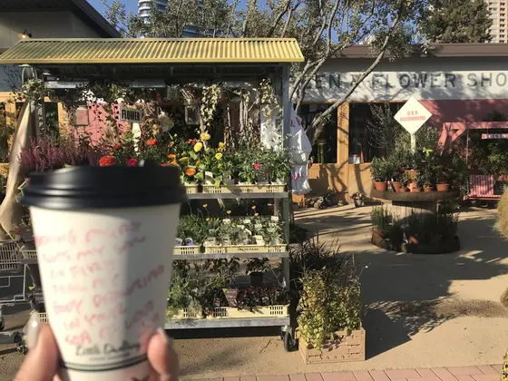 隣はお花や植物が売ってるお店
