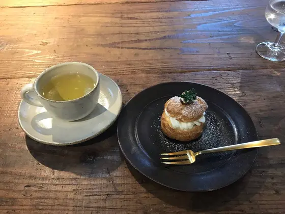 シュークリームとハーブティ