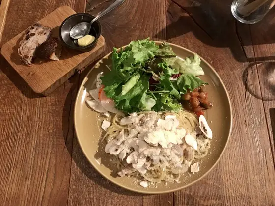 サラダとパスタ