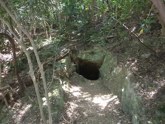 山に穴が・・・