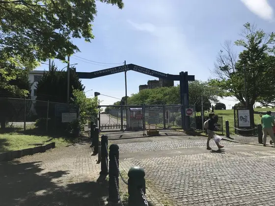 門から先はアメリカ