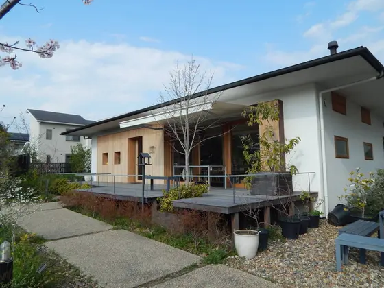 テラスがついた開放的な建物です