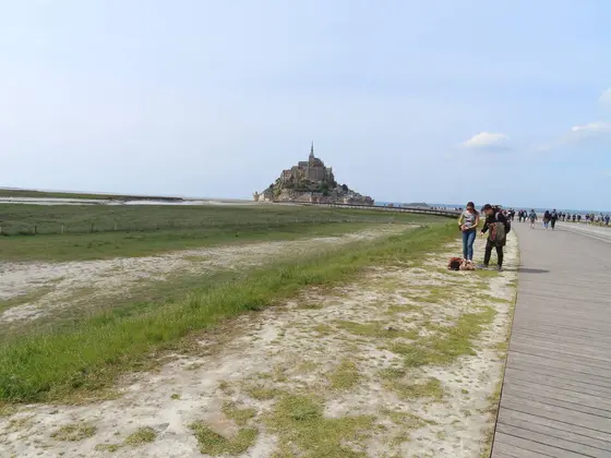 対岸からモンサンミッシェルは徒歩でも30分ほどで行けます。天気が良い日には対岸から歩くのもお勧めです。