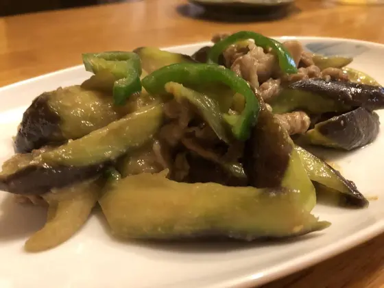 ナスと豚肉の味噌炒めも人気メニュー♡