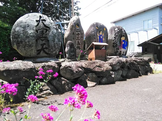 彩り豊かな上原の道祖神