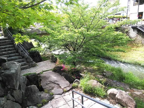 女鳥羽川の近くまで行けます
