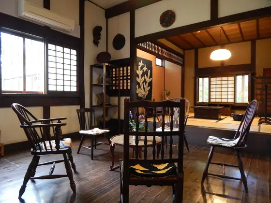 古き良き香りとたたずまい「談話室」