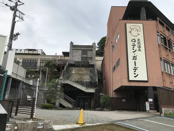 巨大な滝がお出迎え