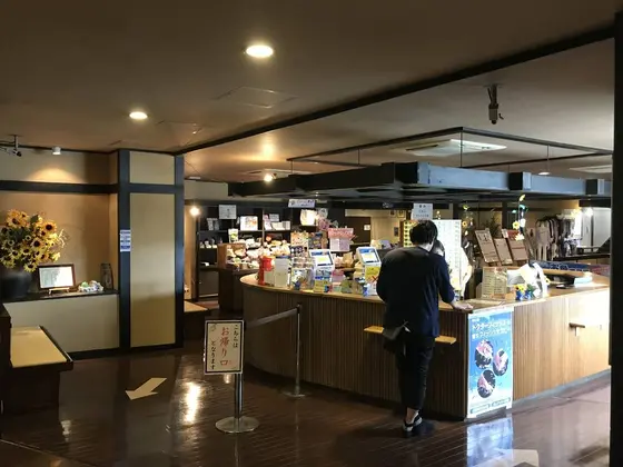 落ち着いた館内