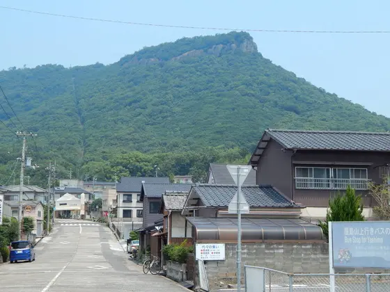 駅から見える「冠ヶ嶽（かんむりがたけ）」