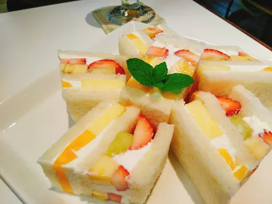 ぜいたくな「フルーツサンド」