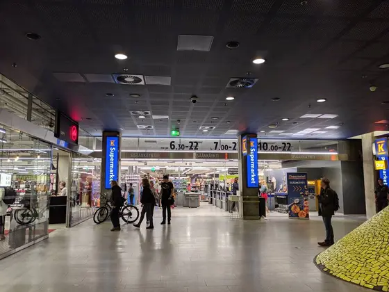 地下には大型スーパーも