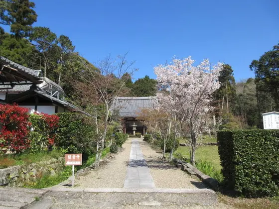 塔の礎石が現存