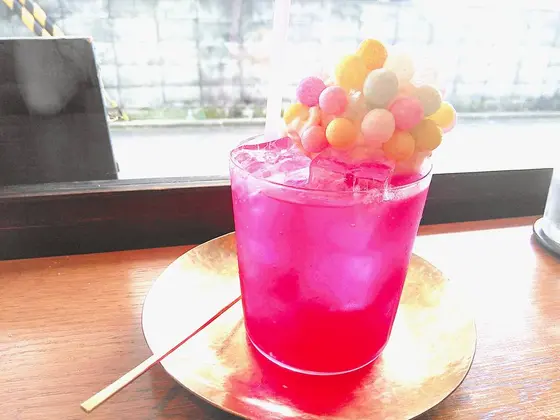 こちらはピンクおいりクリームソーダ