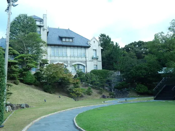 お庭から見る本館
