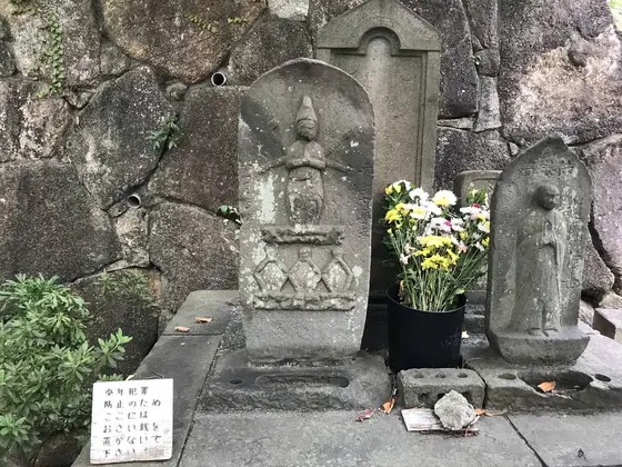 坂下にある観音様