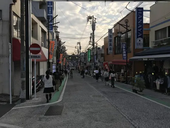 こちらは、六角橋商店街です。