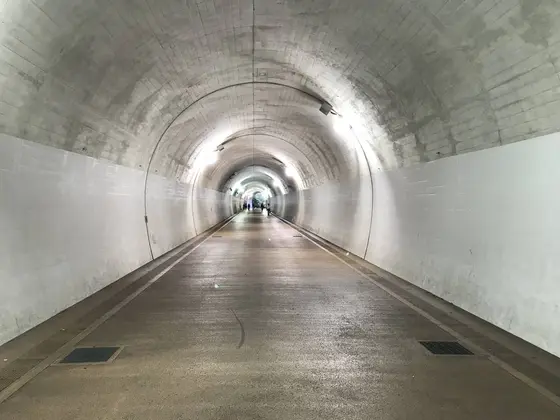 歩道のトンネルとしては、贅沢なw