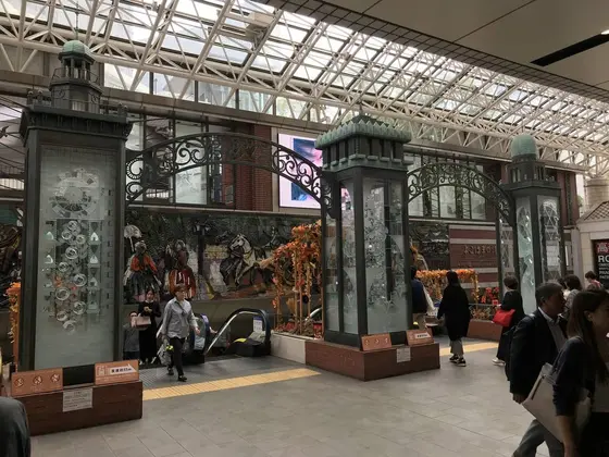 中央コンコースを東口に向かいます。
