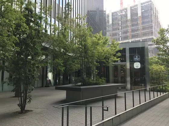 横浜野村ビル脇のカフェ