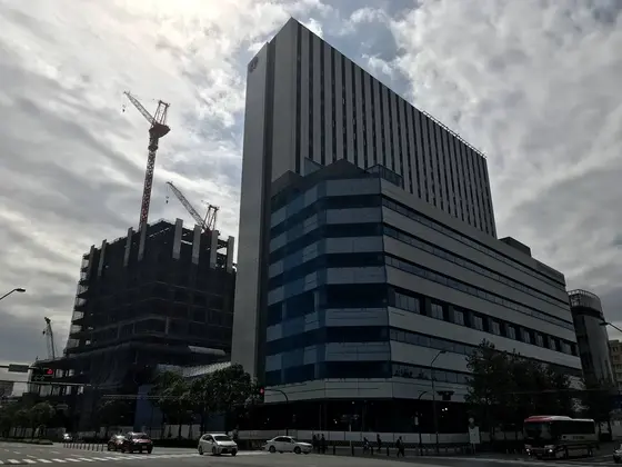 コチラはコーエーテクモ本社ビル