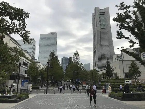 美術の広場を臨む