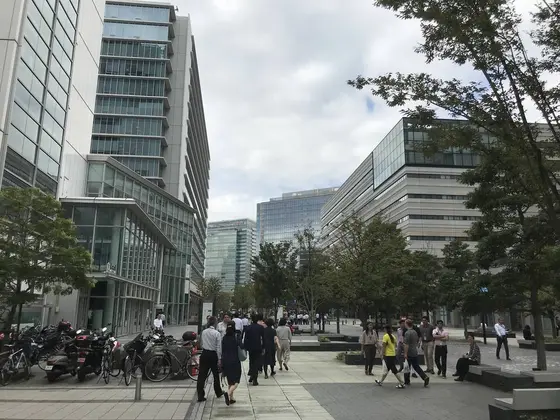 向こうの街区もお店有ります。