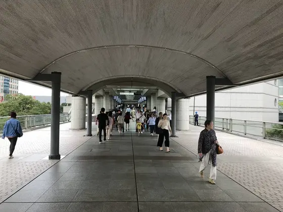 再度、動く歩道へ