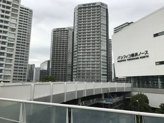 ペデストリアンデッキ