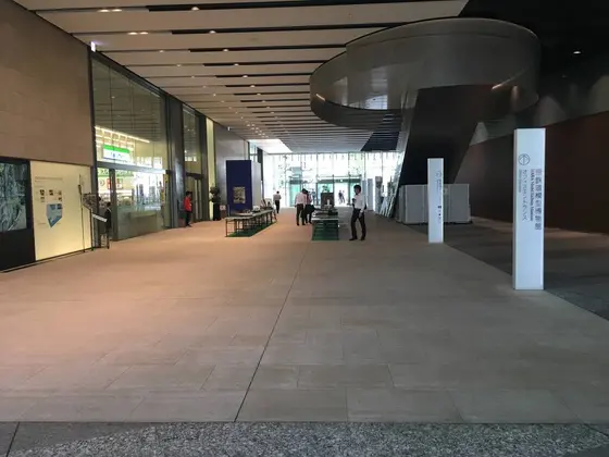 横浜三井ビル一階
