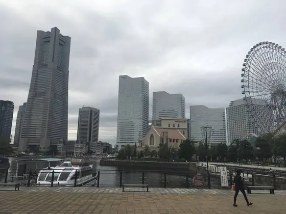 手前の建物は結婚式場です。