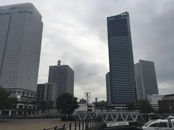 一番手前がアパホテル
