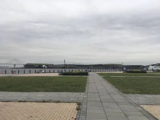 港に面した広場