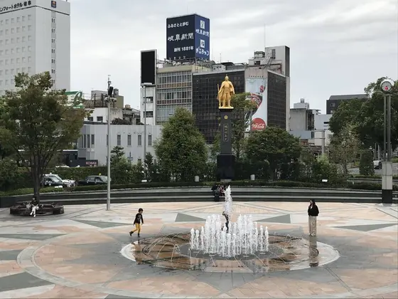 岐阜駅前に佇む金キラ金の信長