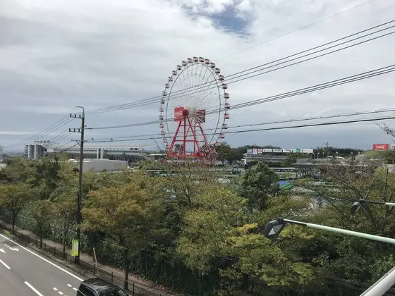さあ歩くぞ、とりあえず観覧車に向かえ