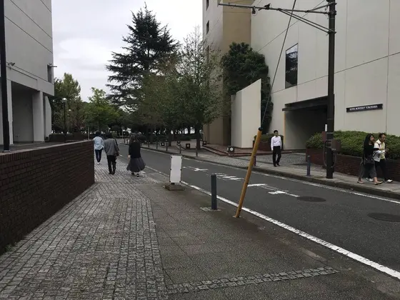 山下公園に向かう道