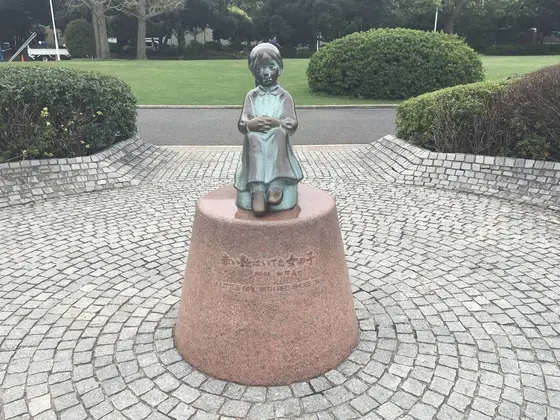 赤い靴の女の子の像