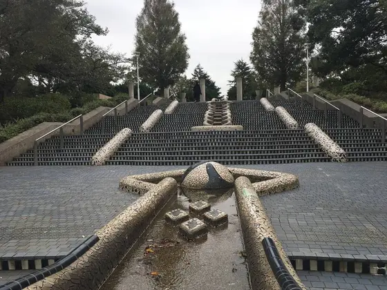 水路は奇抜な感じです。