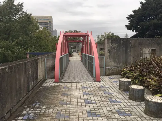 途中には横浜博覧会の駅跡地も