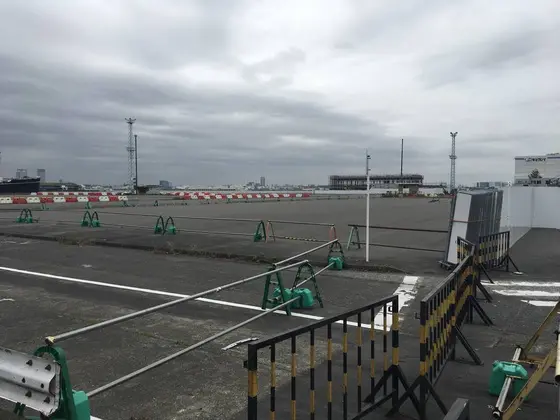 幾つかの倉庫の取り壊しが始まってます。