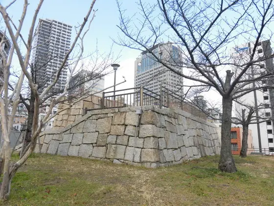 模擬石垣と模擬天守台