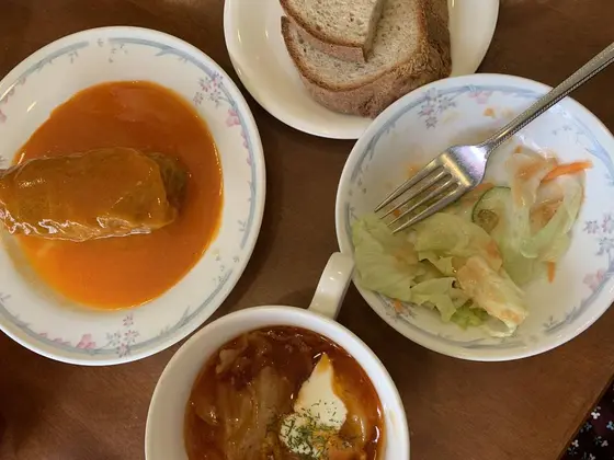 ロールキャベツのソースはトマトベース。甘くて美味しかった。
