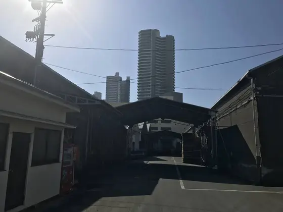倉庫とマリナゲートタワー