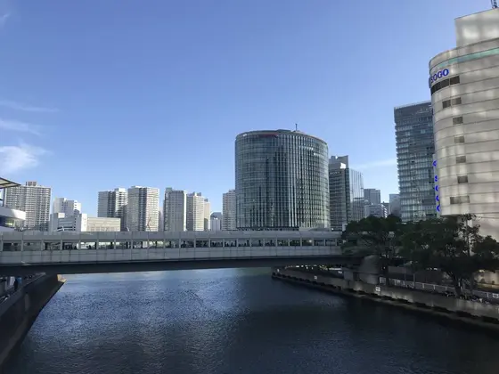 かもめ歩道橋が見えます。