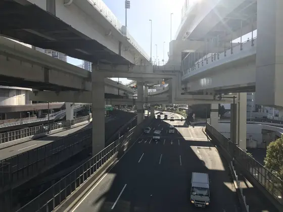 首都高の下を通ります。