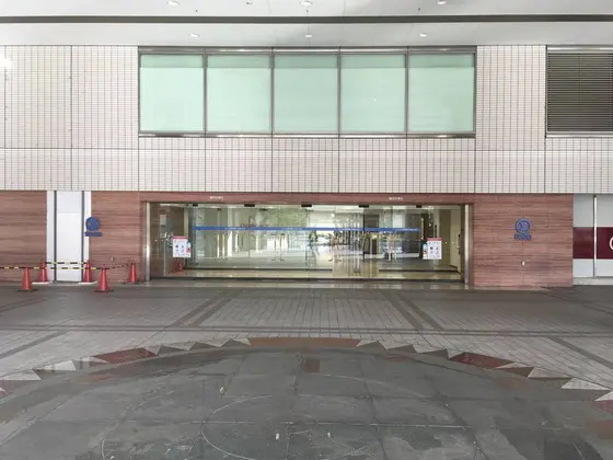 鐘の前広場側エントランス