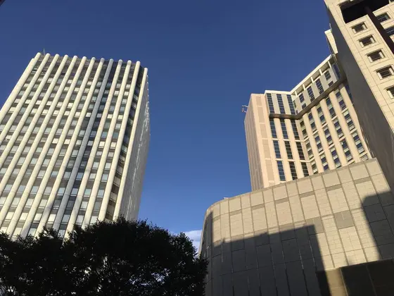 西口の高層ビルです。