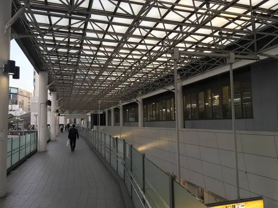 東口へ